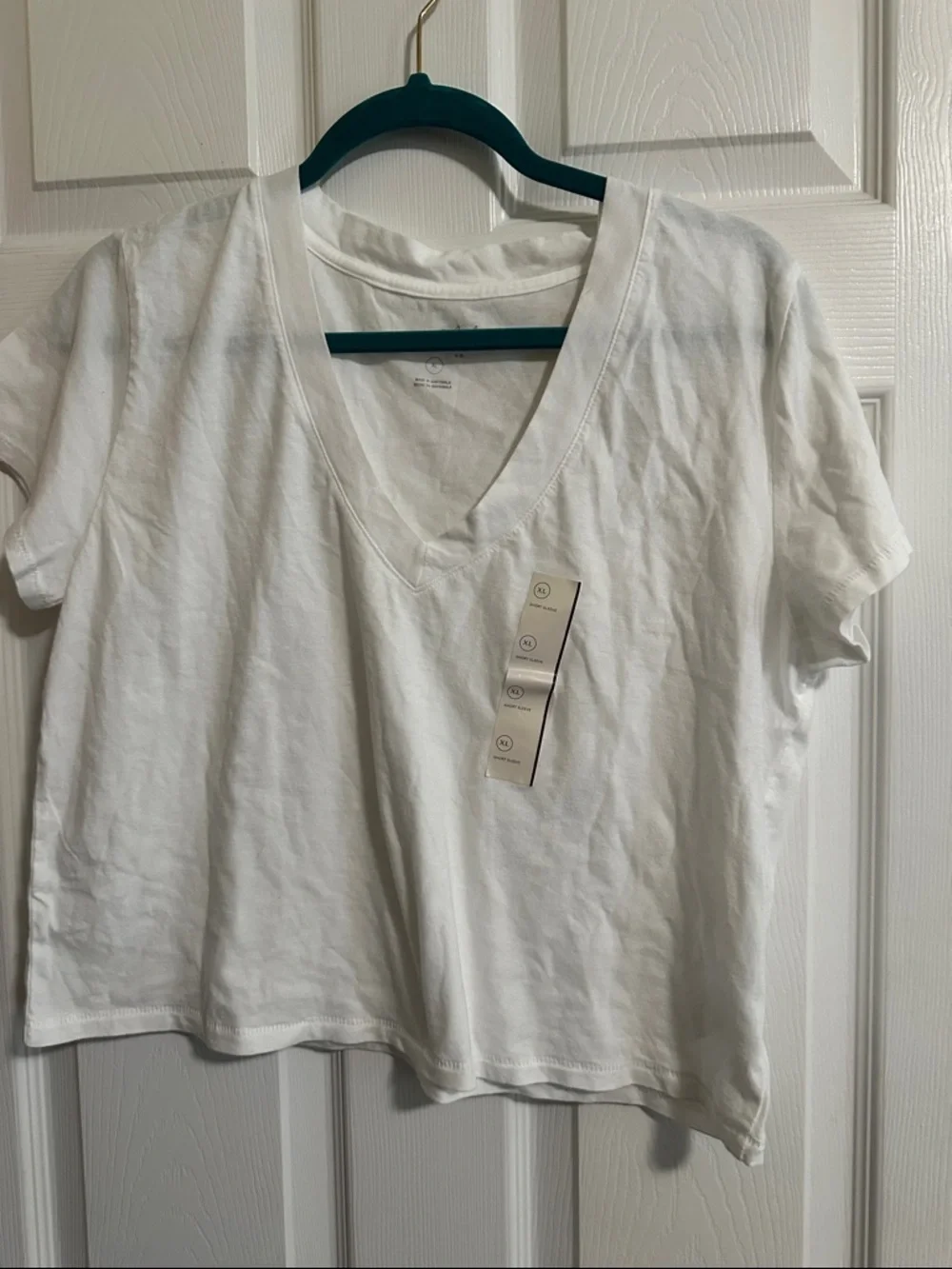 Universal Thread Women’s V-Neck Short Sleeve Tee - White NWT XL - Picture 1 of 2